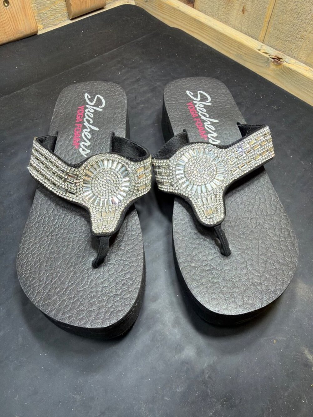 Skechers 31618 Womens Size US 7 Black Rhinestone Yoga Foam Platform Sandals